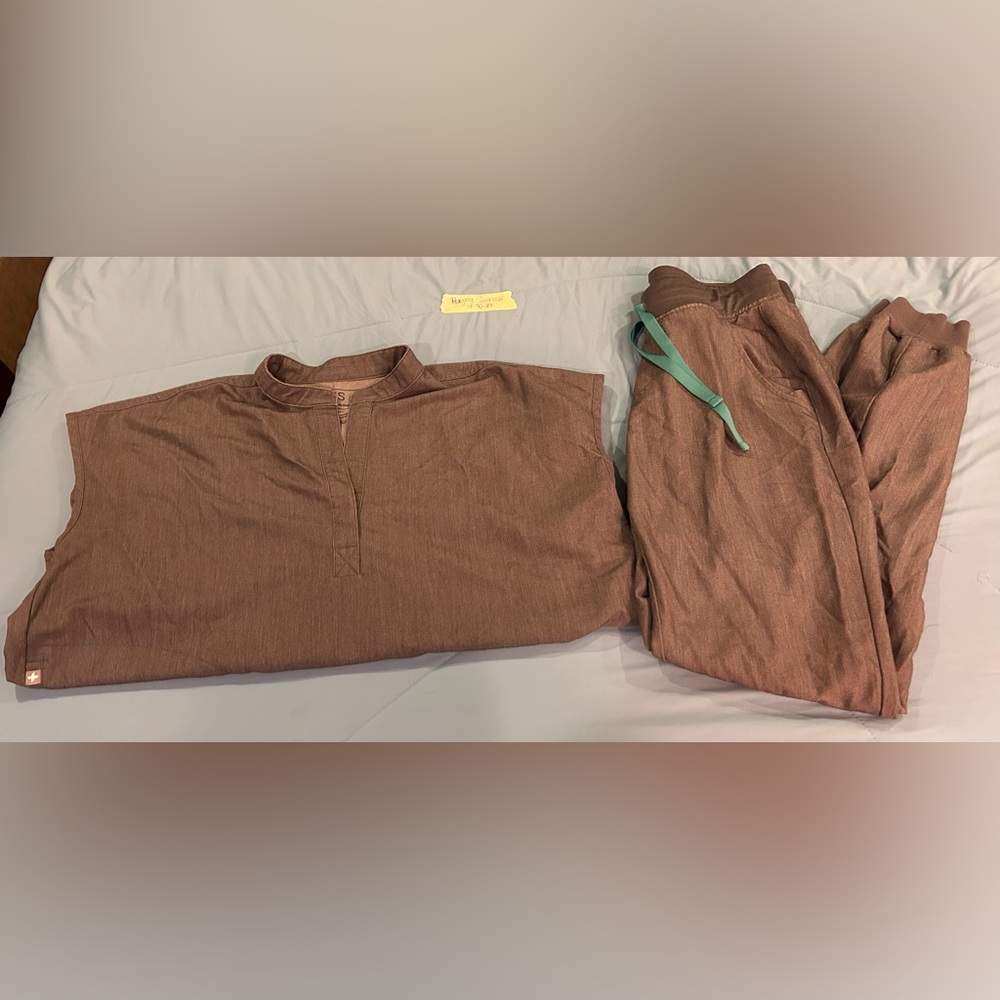 FIGS Scrub Set
